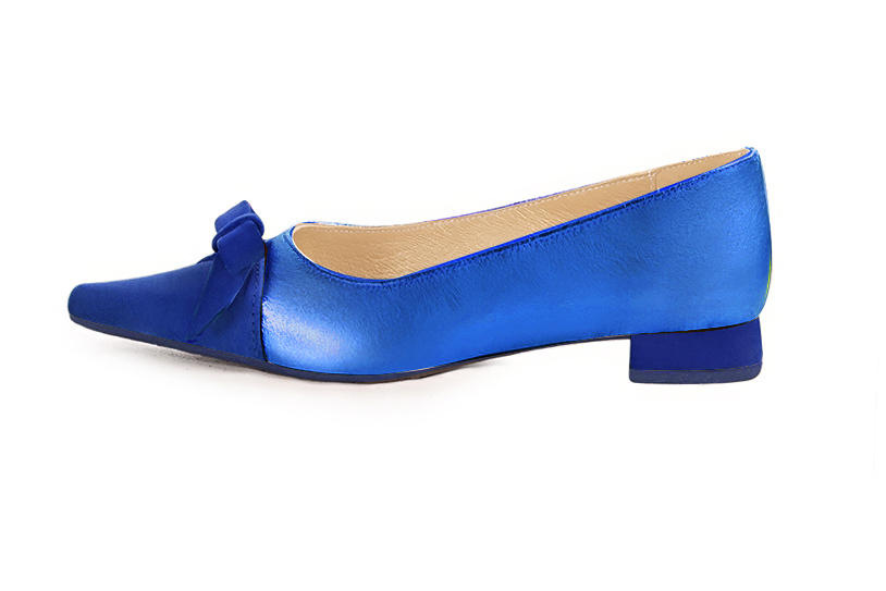 Electric blue women's ballet pumps, with low heels. Pointed toe. Flat flare heels. Profile view - Florence KOOIJMAN