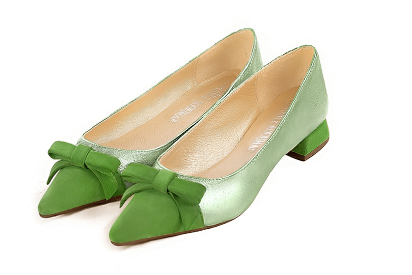 Grass green women's ballet pumps, with low heels. Pointed toe. Flat flare heels. Front view - Florence KOOIJMAN