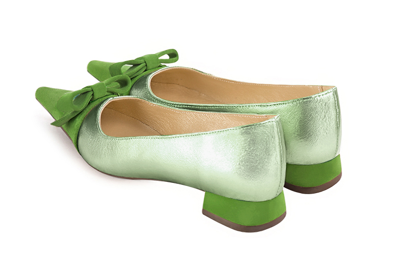 Grass green women's ballet pumps, with low heels. Pointed toe. Flat flare heels. Rear view - Florence KOOIJMAN