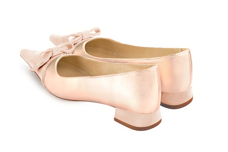 Powder pink women's ballet pumps, with low heels. Pointed toe. Flat flare heels. Rear view - Florence KOOIJMAN