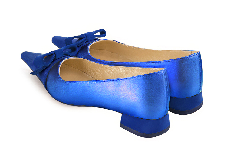 Electric blue women's ballet pumps, with low heels. Pointed toe. Flat flare heels. Rear view - Florence KOOIJMAN