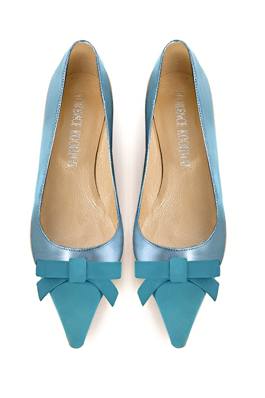 Peacock blue women's ballet pumps, with low heels. Pointed toe. Flat flare heels. Top view - Florence KOOIJMAN