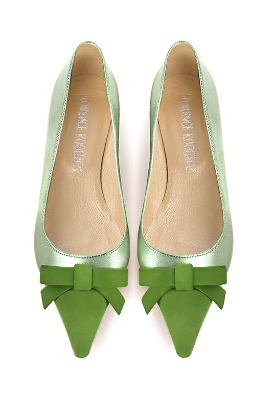 Grass green women's ballet pumps, with low heels. Pointed toe. Flat flare heels. Top view - Florence KOOIJMAN