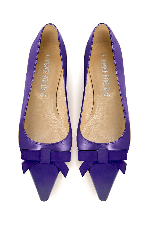 Violet purple women's ballet pumps, with low heels. Pointed toe. Flat flare heels. Top view - Florence KOOIJMAN