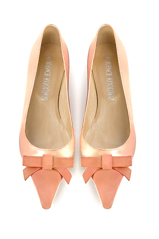 Peach orange women's ballet pumps, with low heels. Pointed toe. Flat flare heels. Top view - Florence KOOIJMAN