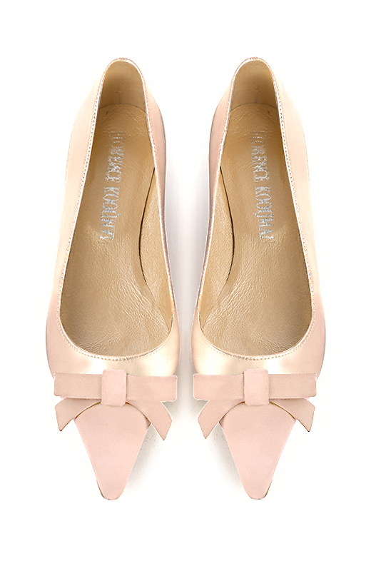 Powder pink women's ballet pumps, with low heels. Pointed toe. Flat flare heels. Top view - Florence KOOIJMAN