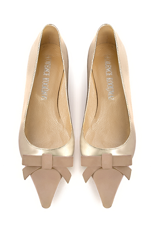 Tan beige and gold women's ballet pumps, with low heels. Pointed toe. Flat flare heels. Top view - Florence KOOIJMAN