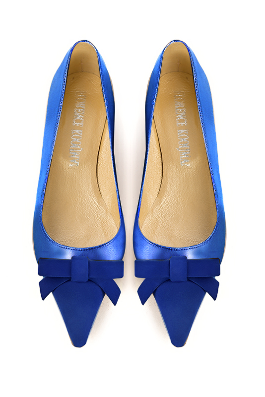 Electric blue women's ballet pumps, with low heels. Pointed toe. Flat flare heels. Top view - Florence KOOIJMAN