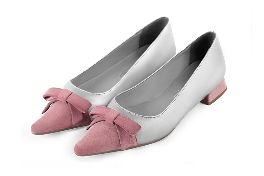 Dusty rose pink and light silver women's ballet pumps, with low heels. Pointed toe. Flat flare heels. Front view - Florence KOOIJMAN