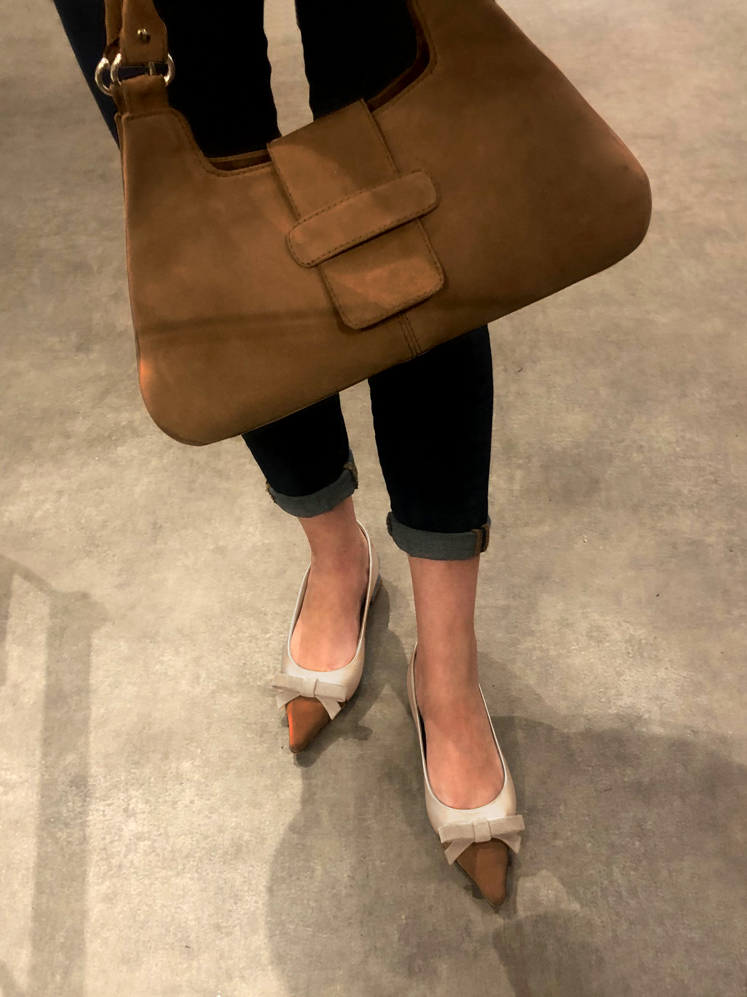 Caramel brown, gold and sand beige women's ballet pumps, with low heels. Pointed toe. Flat flare heels. Worn view - Florence KOOIJMAN