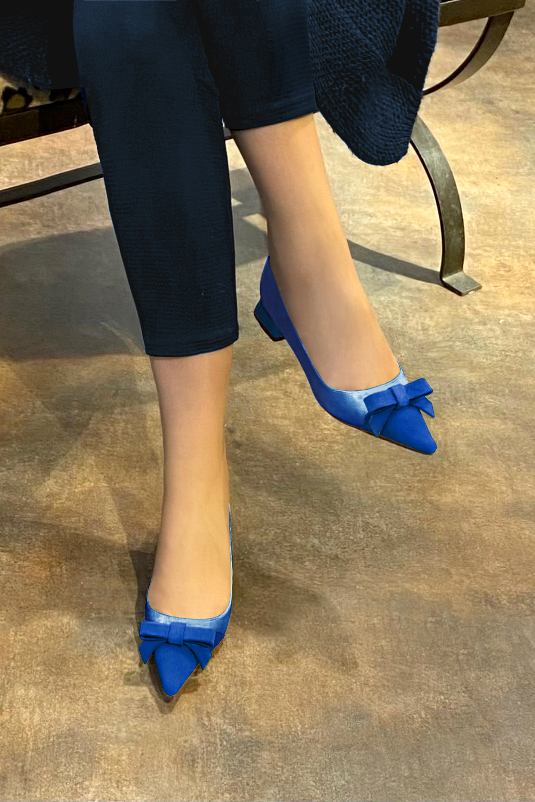 Electric blue women's ballet pumps, with low heels. Pointed toe. Flat flare heels. Worn view - Florence KOOIJMAN