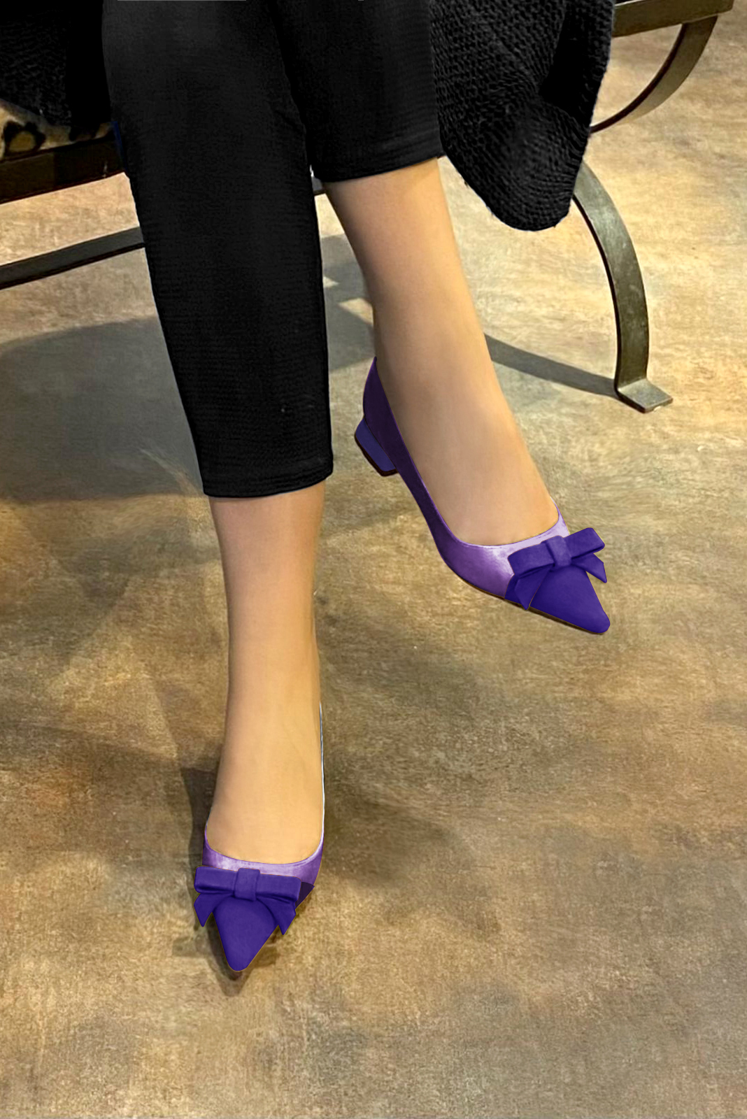 Violet purple women's ballet pumps, with low heels. Pointed toe. Flat flare heels. Worn view - Florence KOOIJMAN