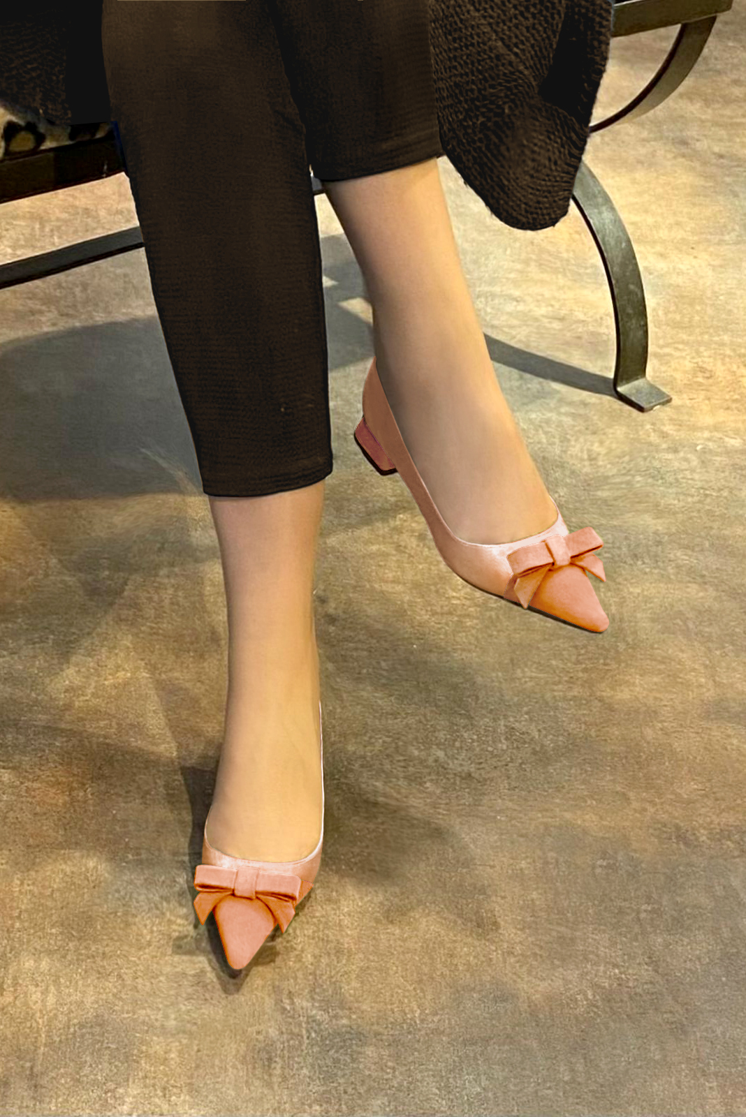 Peach orange women's ballet pumps, with low heels. Pointed toe. Flat flare heels. Worn view - Florence KOOIJMAN