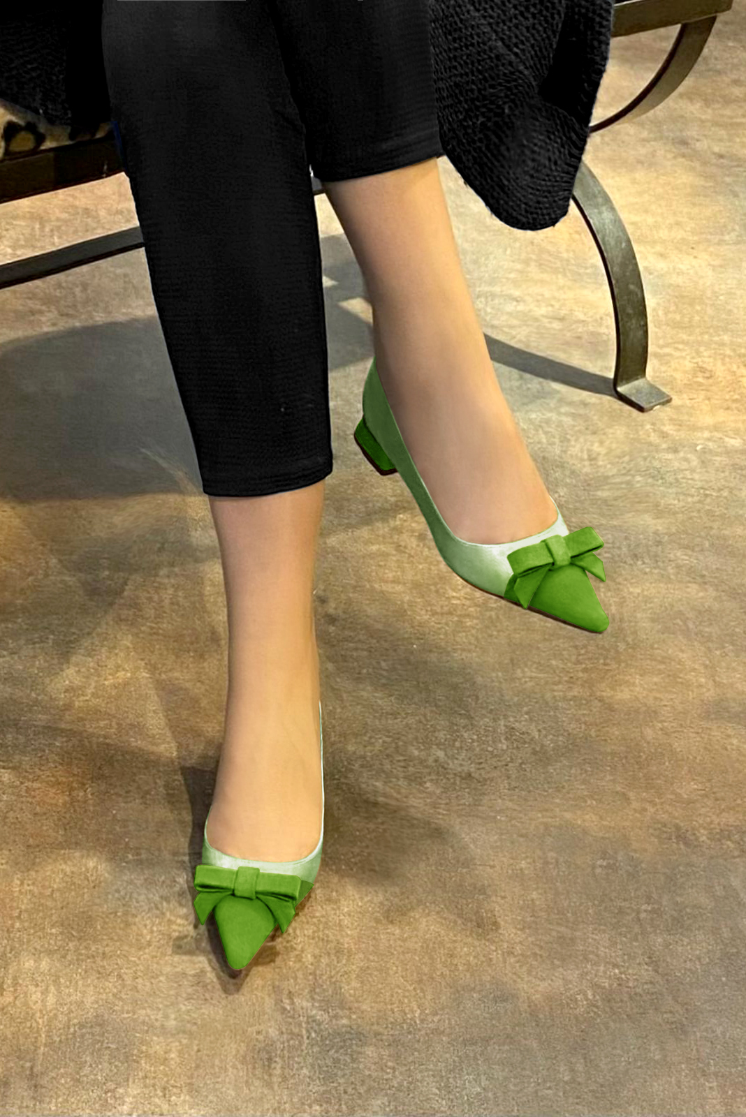Grass green women's ballet pumps, with low heels. Pointed toe. Flat flare heels. Worn view - Florence KOOIJMAN