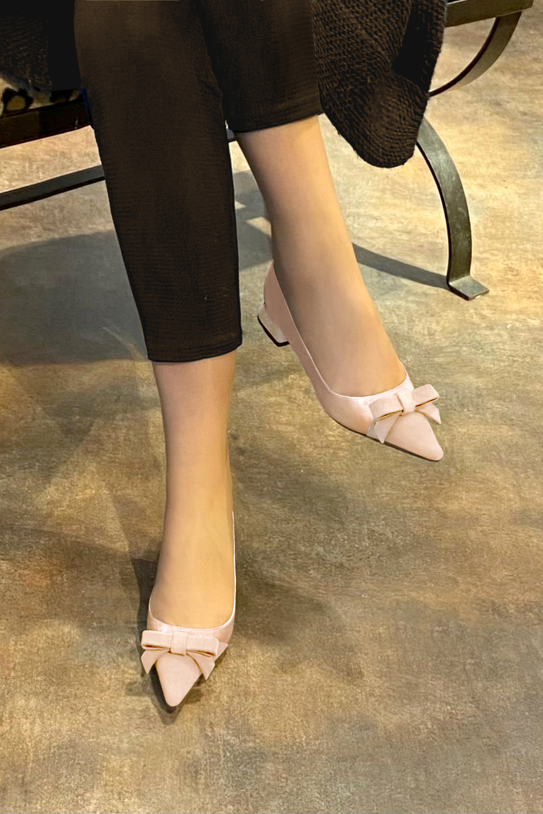 Powder pink women's ballet pumps, with low heels. Pointed toe. Flat flare heels. Worn view - Florence KOOIJMAN