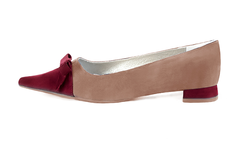 Burgundy red and biscuit beige women's ballet pumps, with low heels. Pointed toe. Flat flare heels. Profile view - Florence KOOIJMAN