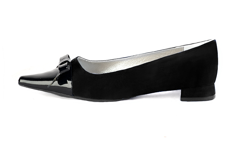 Gloss black women's ballet pumps, with low heels. Pointed toe. Flat flare heels. Profile view - Florence KOOIJMAN