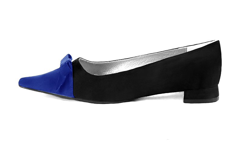 Electric blue and matt black women's ballet pumps, with low heels. Pointed toe. Flat flare heels - Florence KOOIJMAN