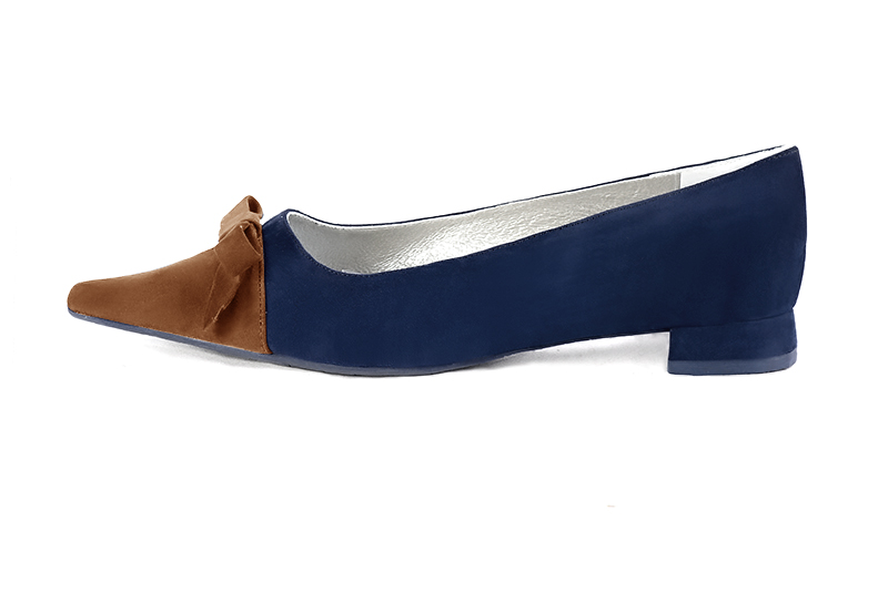 Caramel brown and navy blue women's ballet pumps, with low heels. Pointed toe. Flat flare heels. Profile view - Florence KOOIJMAN