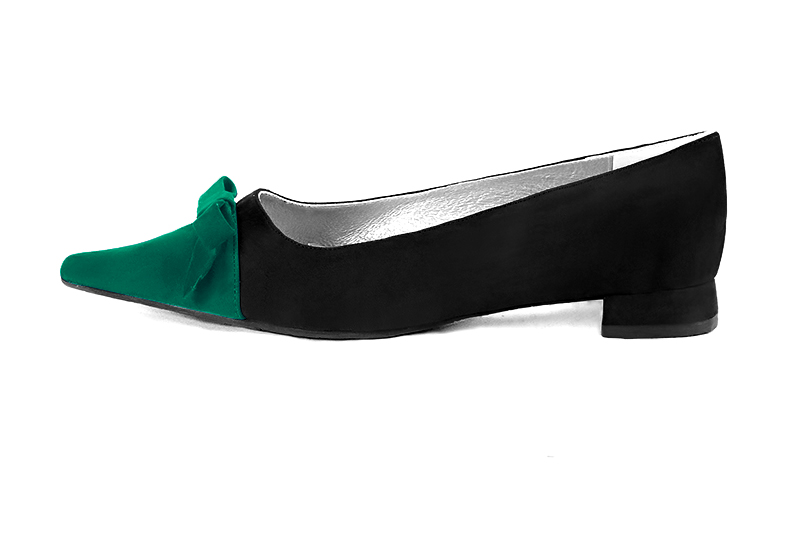 Emerald green and matt black women's ballet pumps, with low heels. Pointed toe. Flat flare heels. Profile view - Florence KOOIJMAN