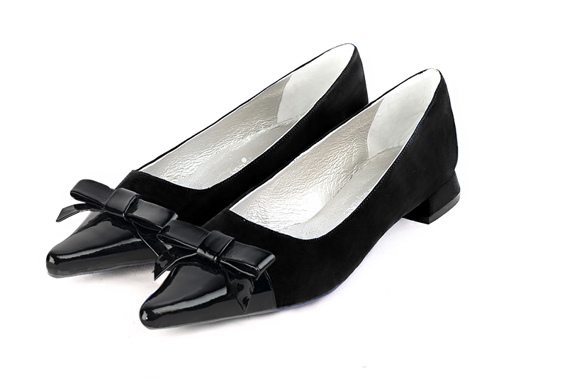 Gloss black women's ballet pumps, with low heels. Pointed toe. Flat flare heels - Florence KOOIJMAN