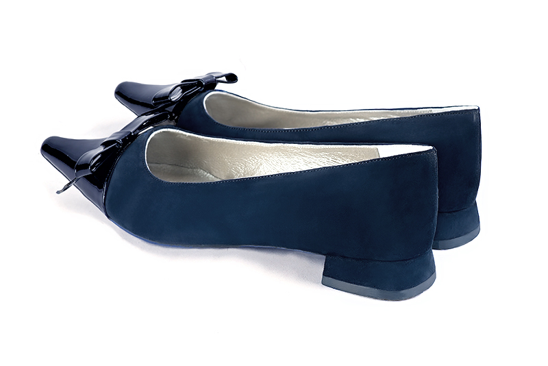 Navy blue women's ballet pumps, with low heels. Pointed toe. Flat flare heels. Rear view - Florence KOOIJMAN