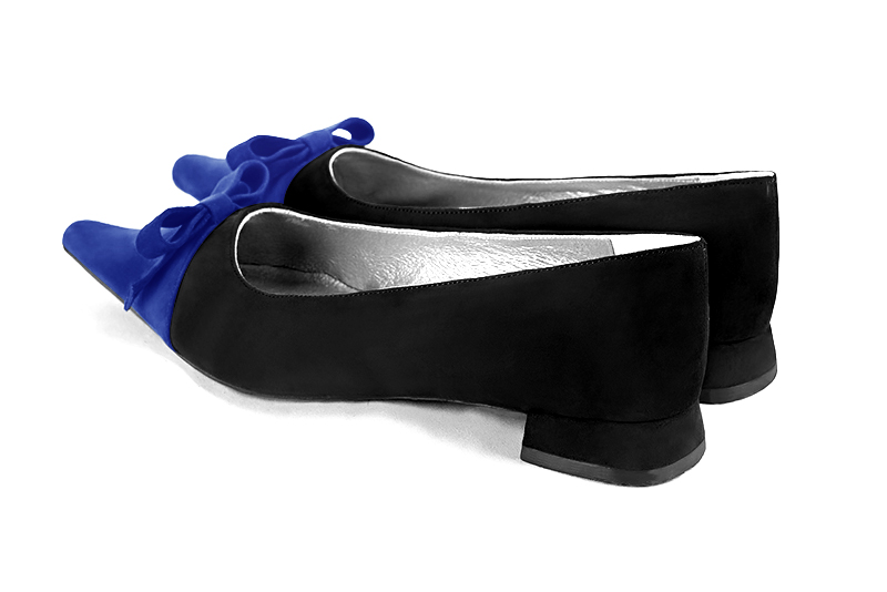 Electric blue and matt black women's ballet pumps, with low heels. Pointed toe. Flat flare heels. Rear view - Florence KOOIJMAN