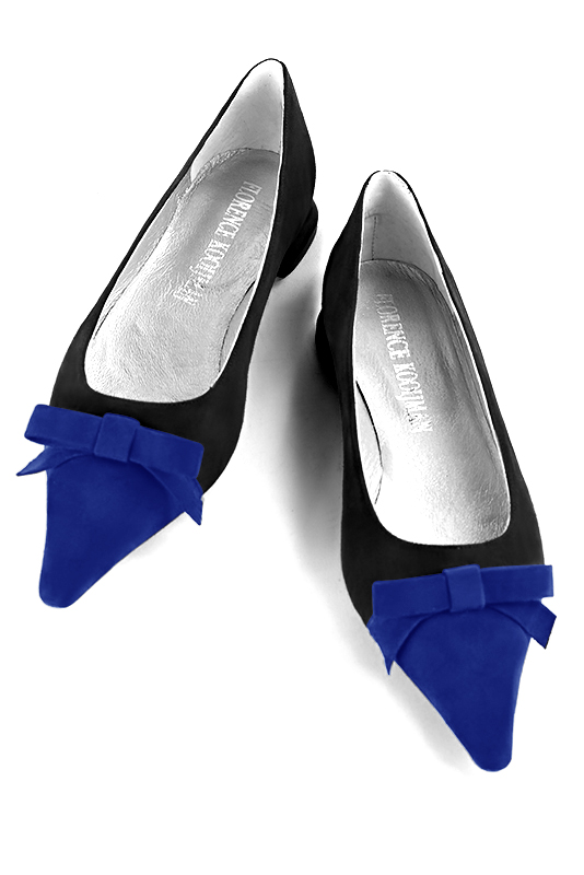 Electric blue and matt black women's ballet pumps, with low heels. Pointed toe. Flat flare heels. Top view - Florence KOOIJMAN