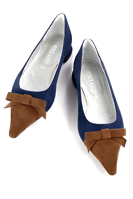 Caramel brown and navy blue women's ballet pumps, with low heels. Pointed toe. Flat flare heels. Top view - Florence KOOIJMAN