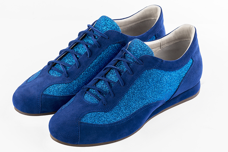 Electric blue women's one-tone elegant sneakers. Round toe. Flat wedge soles. Front view - Florence KOOIJMAN