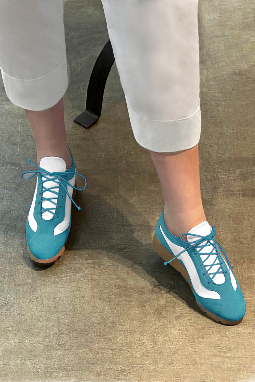 Peacock blue and pure white women's elegant sneakers. Round toe. Flat rubber soles. Worn view - Florence KOOIJMAN