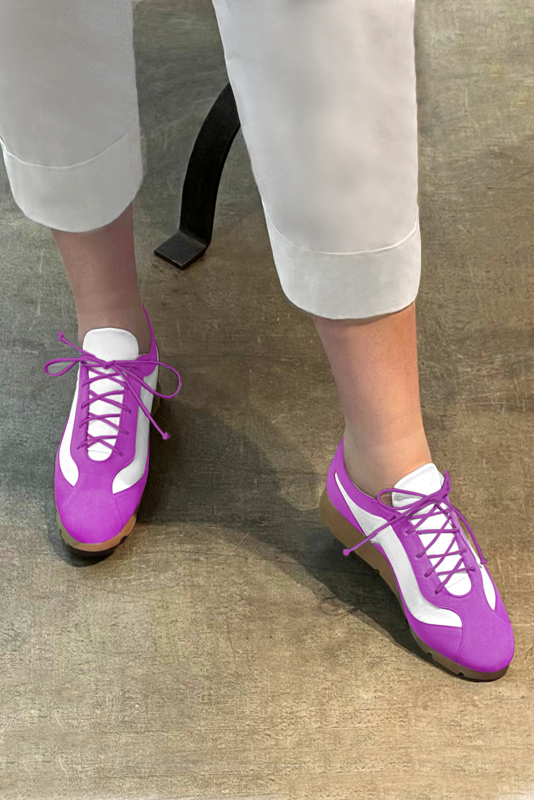 Mauve purple and pure white women's elegant sneakers. Round toe. Flat rubber soles. Worn view - Florence KOOIJMAN