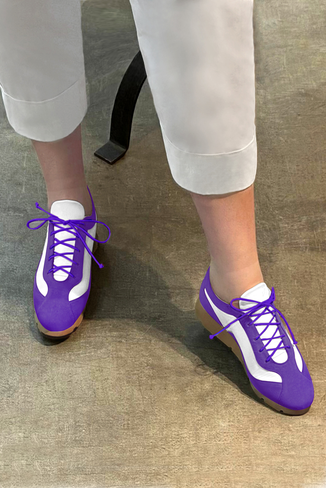 Violet purple and pure white women's elegant sneakers. Round toe. Flat rubber soles. Worn view - Florence KOOIJMAN