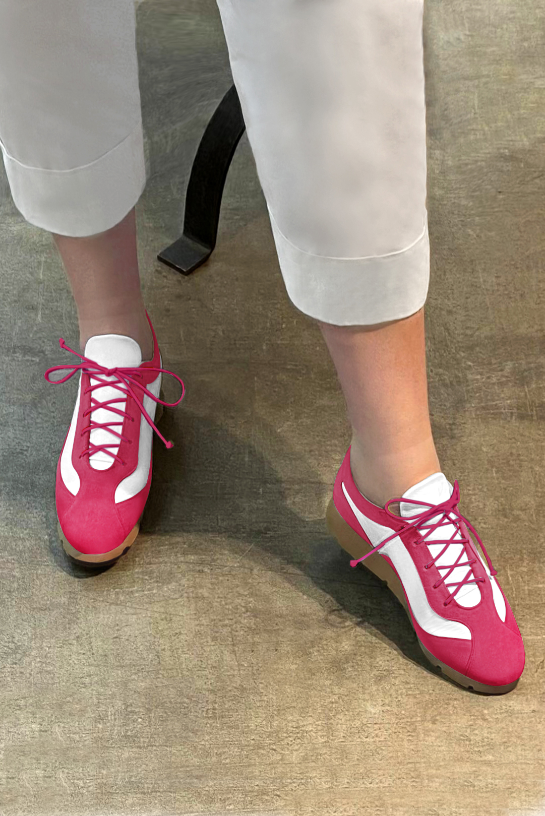 Fuschia pink and pure white women's elegant sneakers. Round toe. Flat rubber soles. Worn view - Florence KOOIJMAN