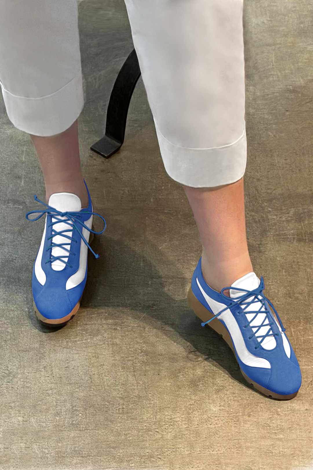 Electric blue and pure white women's elegant sneakers. Round toe. Flat rubber soles. Worn view - Florence KOOIJMAN