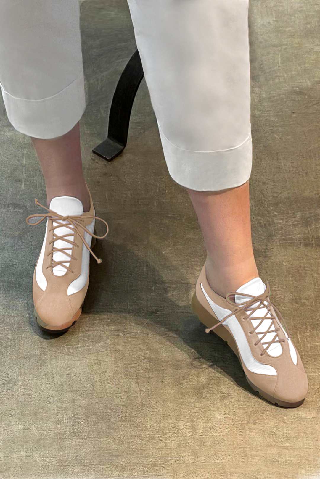 Biscuit beige and pure white women's elegant sneakers. Round toe. Flat rubber soles. Worn view - Florence KOOIJMAN