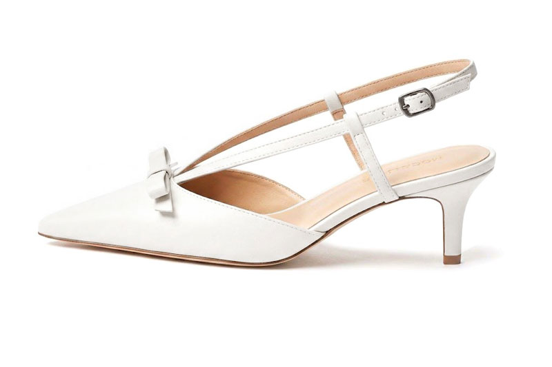 Dress slingback heels in off white leather with medium slim heels and pointed toe - Profile view