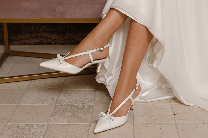 Dress slingback heels in off white leather with medium slim heels and pointed toe - Rear view