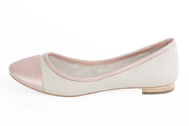 Powder pink and off white women's ballet pumps, with flat heels. Round toe. Flat leather soles. Profile view - Florence KOOIJMAN