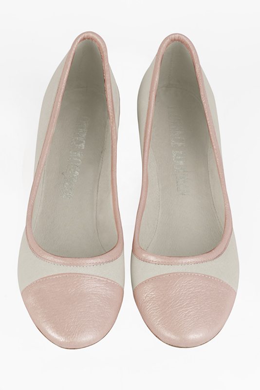 Powder pink and off white women's ballet pumps, with flat heels. Round toe. Flat leather soles. Top view - Florence KOOIJMAN