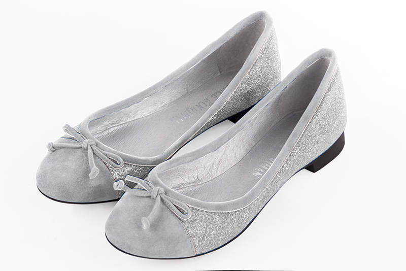Pearl grey and light silver women's ballet pumps, with flat heels. Round toe. Flat leather soles. Front view - Florence KOOIJMAN