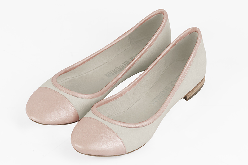 Powder pink and off white women's ballet pumps, with flat heels. Round toe. Flat leather soles. Front view - Florence KOOIJMAN