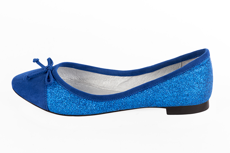 Electric blue women's ballet pumps, with flat heels. Round toe. Flat leather soles. Profile view - Florence KOOIJMAN