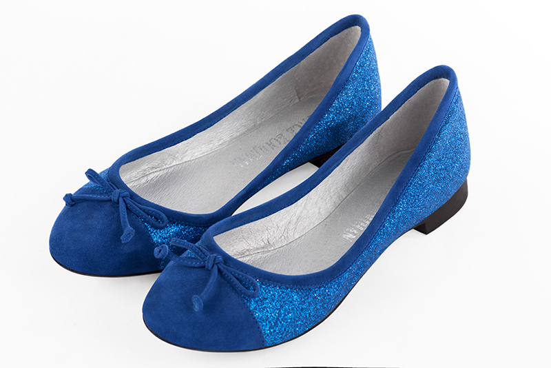 Electric blue women's ballet pumps, with flat heels. Round toe. Flat leather soles. Front view - Florence KOOIJMAN