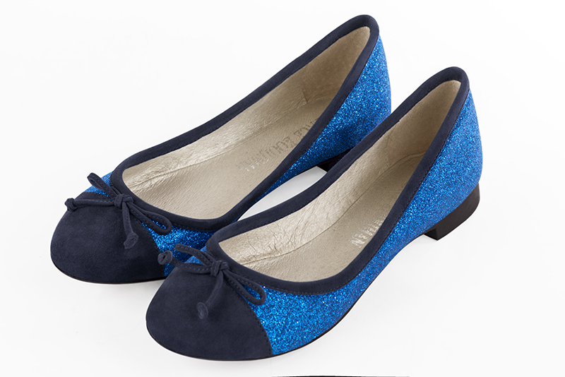 Navy blue women's ballet pumps, with flat heels. Round toe. Flat leather soles. Front view - Florence KOOIJMAN
