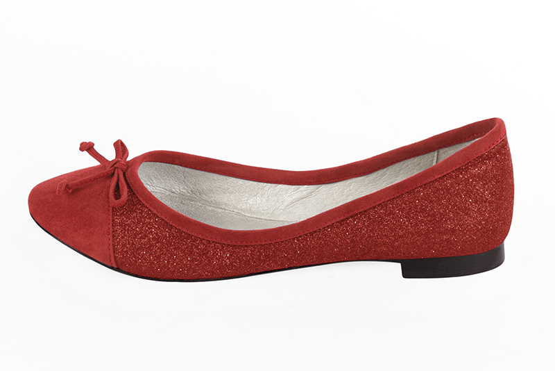 Cardinal red women's ballet pumps, with flat heels. Round toe. Flat leather soles. Profile view - Florence KOOIJMAN