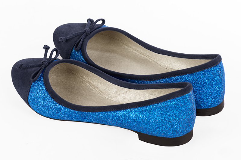 Navy blue women's ballet pumps, with flat heels. Round toe. Flat leather soles. Rear view - Florence KOOIJMAN