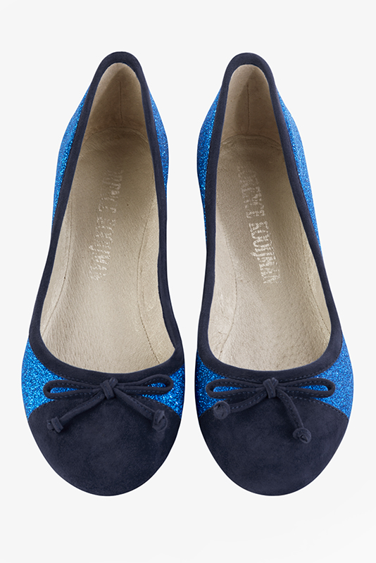 Navy blue women's ballet pumps, with flat heels. Round toe. Flat leather soles. Top view - Florence KOOIJMAN