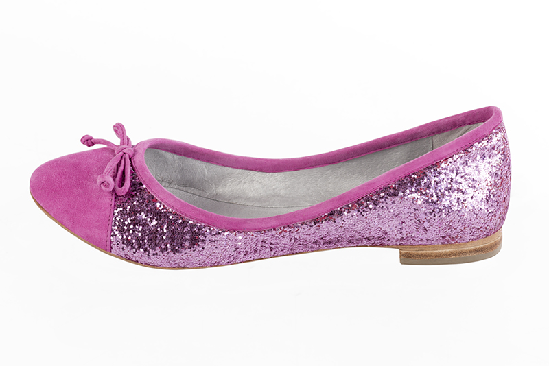 Shocking pink women's ballet pumps, with flat heels. Round toe. Flat leather soles. Profile view - Florence KOOIJMAN