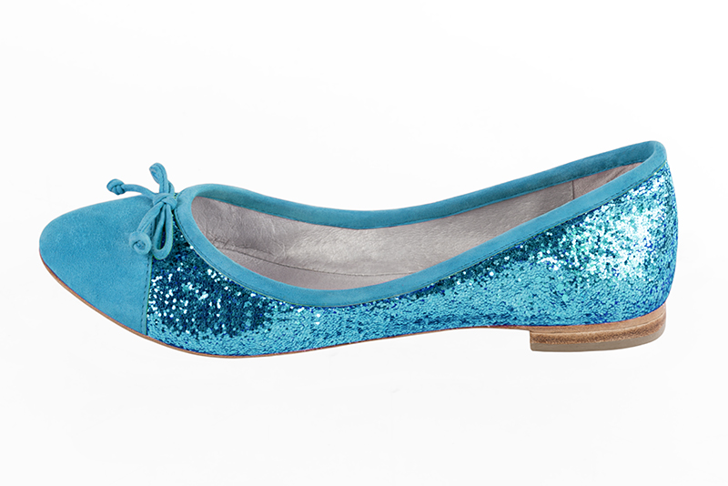 Turquoise blue women's ballet pumps, with flat heels. Round toe. Flat leather soles. Profile view - Florence KOOIJMAN